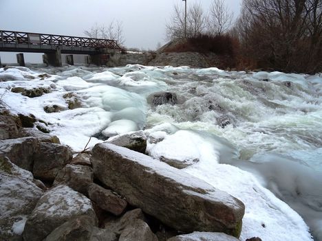 Fagyos állapotok a Denkpáli megcsapoló műtárgyon kivezetett víznél, Dunasziget 2017. január 31.-én