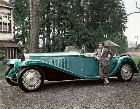 Jean Bugatti a Bugatti Royale ‘Esders’ roadster mellett pózol (1932)