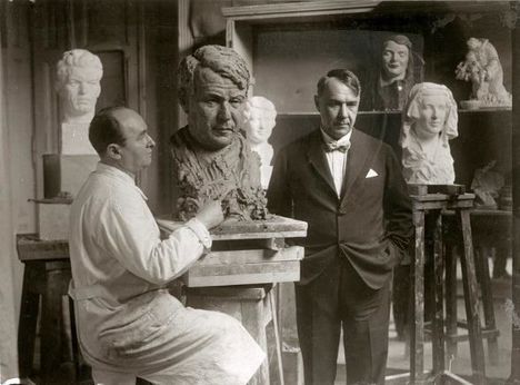 Kosztolányi Dezső modellt áll Botfai Hüvös László műtermében (Budapest, 1933