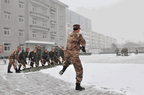 Katonás hótakarítás-gif