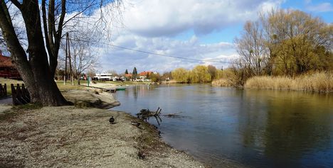 Mosoni-Duna folyó Mosonban a Bicó vendégló és a Csikusz melletti szakaszon, Mosonmagyaróvár 2017. március 07.-én 1