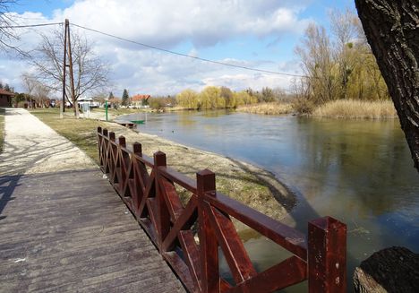 Mosoni-Duna folyó Mosonban a Bicó vendégló és a Csikusz melletti szakaszon, Mosonmagyaróvár 2017. március 07.-én 2