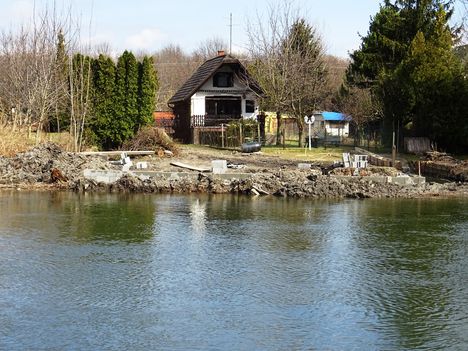 Mosoni-Duna folyó Mosonban a Bicó vendégló és a Csikusz melletti szakaszon, Mosonmagyaróvár 2017. március 07.-én 3