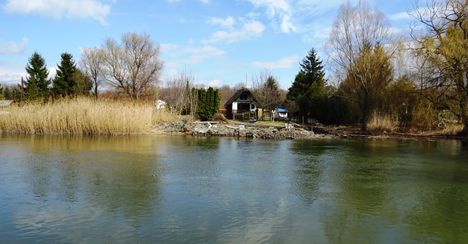 Mosoni-Duna folyó Mosonban a Bicó vendégló és a Csikusz melletti szakaszon, Mosonmagyaróvár 2017. március 07.-én 4