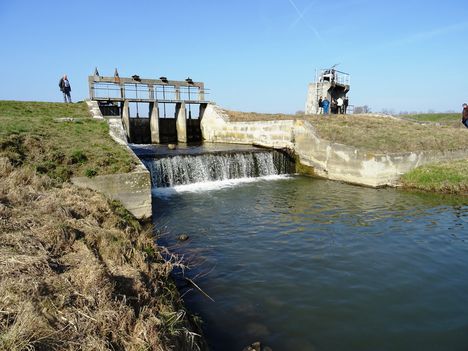 Márialigeti vizierőmű feletti szakaszon a Lajta folyó duzzasztását biztosító zsilipek, 2017. március 16.-án 1