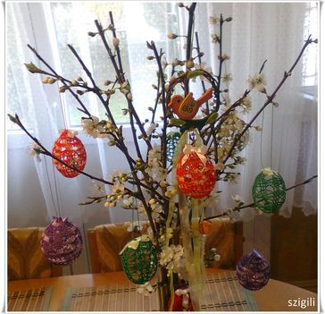 Virágzó szilvafa ágak, húsvéti színes horgolt tojásokkal!