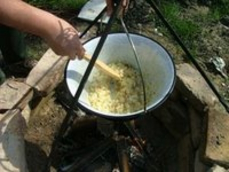 főzés bográcsban
