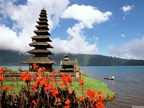 Ulun_Danu_templom-Bratan-tó-Bali