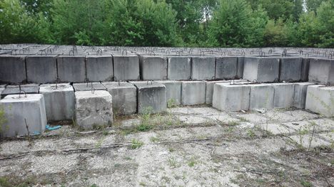 Fel nem használt előregyártott betonkockák a Dunakiliti duzzasztóműnél, Dunakiliti 2017. április 27.-én 1