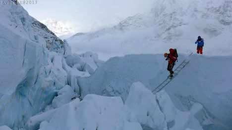 A Mount Everest Déli nyerge két magyarral