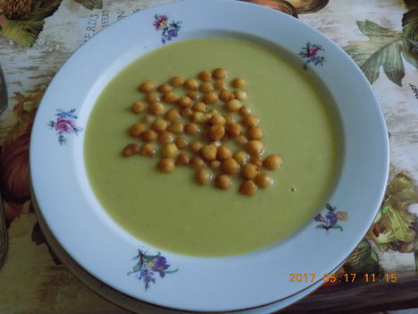 Brokkoli krémleves leves gyöngyel .