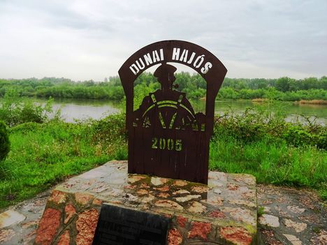Dunaremete, Duna folyam főmeder jobb partján lévő emlékmű, Dunaremete 2017. május 05.-én