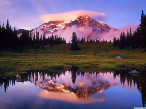 Naplementekor_a_4800_méter_magas_Mount_Rainier_vulkán-Mount_Rainier_Nemzeti_Park-Washington-USA