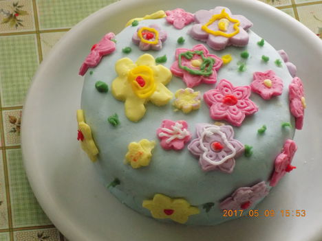 Nellke díszítette ezt a kis tortát.
