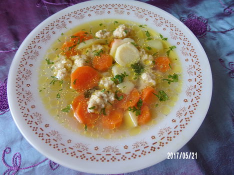 Zöldséges húsgombóc leves