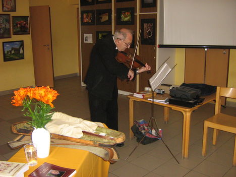dr Barsi Ernő hegedül
