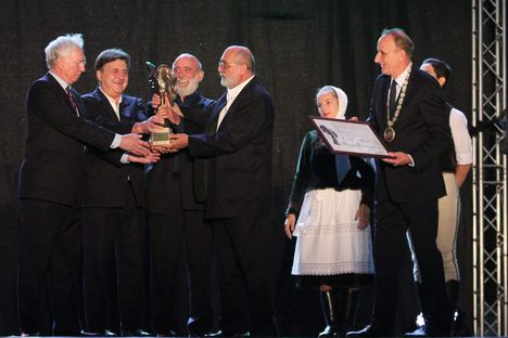 Gödöllő polgármesterétől, Gémesi Györgytől idén a Kaláka vehette át a Szabadság díjat (a kitüntetést a szovjet csapatok kivonulása napja évfordulóján adományozzák)