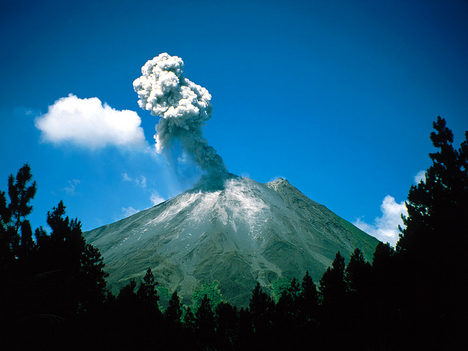 arenaleruptingcostarica