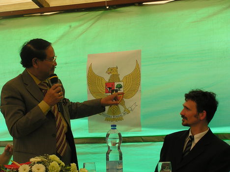 Mangasi Sihombing az indonéz címer képeit magyarázza