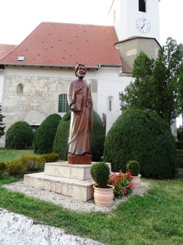 Szent Bertalan apostol szobra a Szent Bertalan templom kertjében, Hegyeshalom 2016. augusztus 22.én-