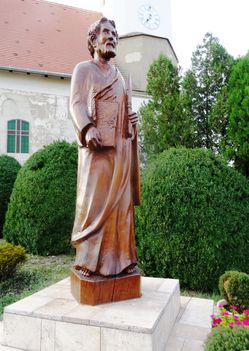 Szent Bertalan apostol szobra a Szent Bertalan templom kertjében, Hegyeshalom 2016. augusztus 22.-én 2