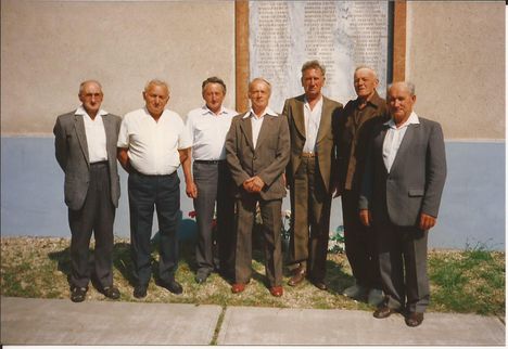 1992-ben, a templom előtt