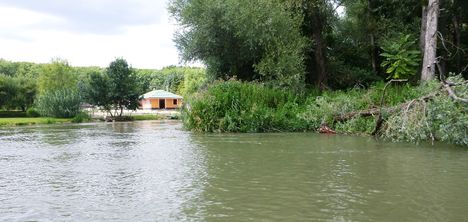 A Mosoni-Duna folyó a Kálnokszegi dülő melletti szakaszon, Máriakálnok 2017. július 25 .-én 2