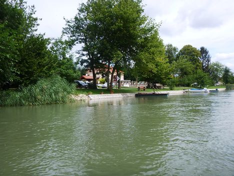 A Mosoni-Duna folyó belterületi partrendezés Halászinál, 2017. július 25.-én  1