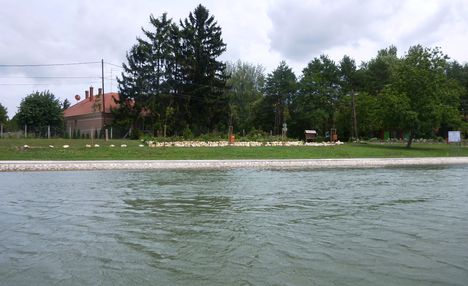 A Mosoni-Duna folyó belterületi partrendezés Halászinál, 2017. július 25.-én  2