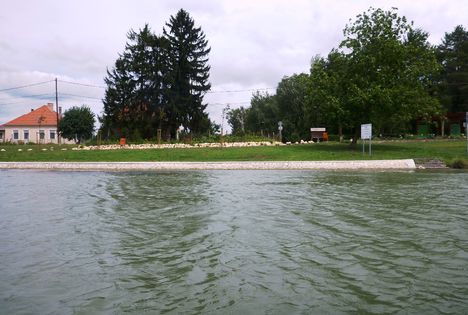 A Mosoni-Duna folyó belterületi partrendezés Halászinál, 2017. július 25.-én  9
