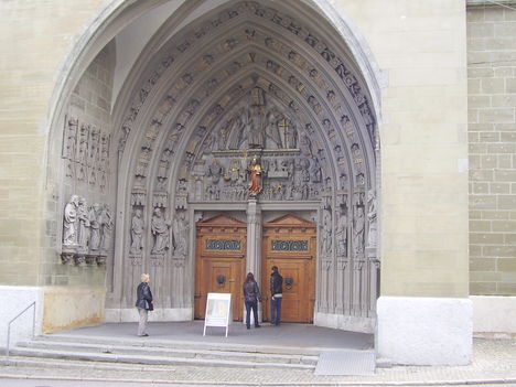 Katedrális bejárata