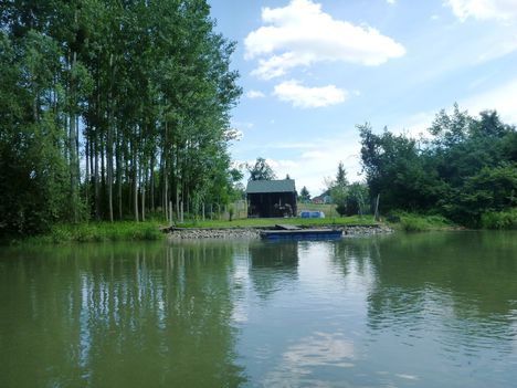 Mosoni-Duna bal partja a Magyarkimle belterülete mellett, Kimle 2017. július 25.-én 12