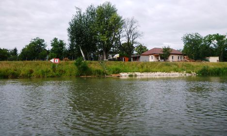 Mosoni-Duna Mecsér község belterülete melletti szakaszon, Mecsér 2017. július 26.-án 15
