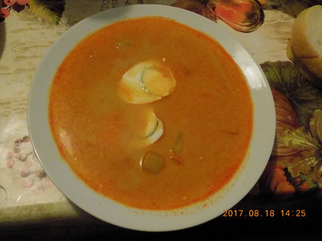 Savanyú burgonya leves főtt tojással. 