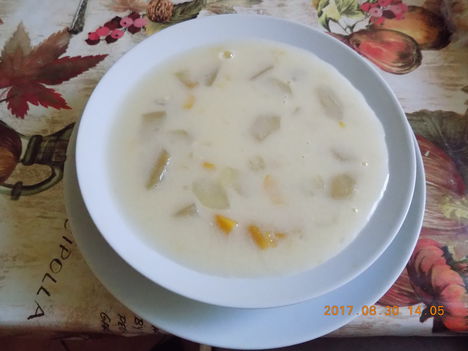 Gyümölcs leves : Alma és őszibarackból.