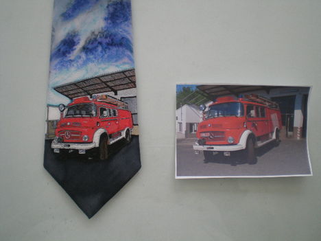 E. Somogyi Andrea : Tűzoltóautós nyakkendő