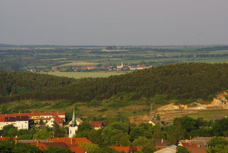 Nyerges-hegy és a szomszéd község Papkeszi
