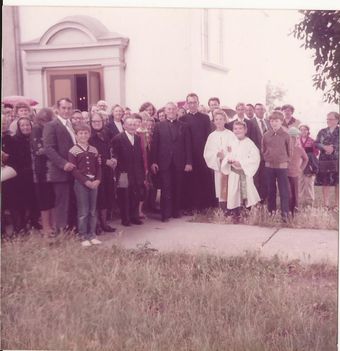 A templom előtt 1980 körül