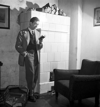 Rozsos István színész az otthonában, 1958