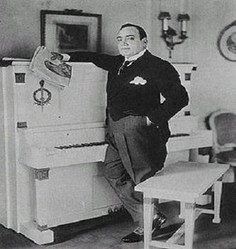 Enrico Caruso a zongorája mellett