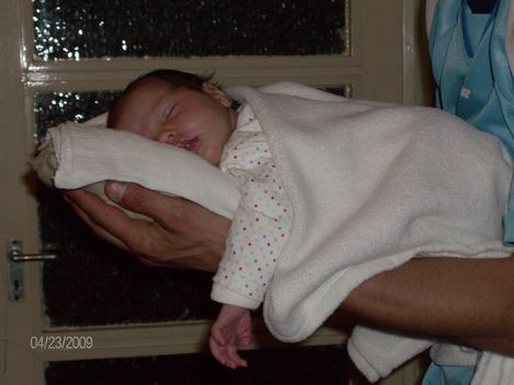 Hanna apa kezében alszik