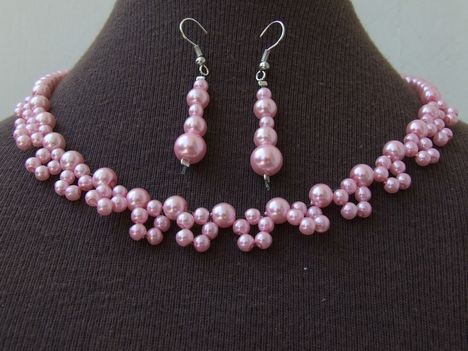 Rózsaszín nyaklánc és fülbevaló tekla gyöngyből
