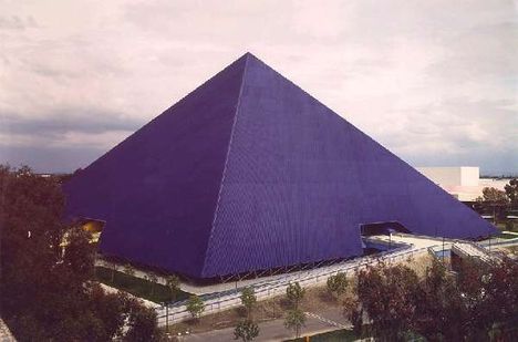 modern japán piramis