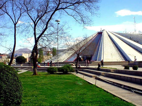 modern piramis