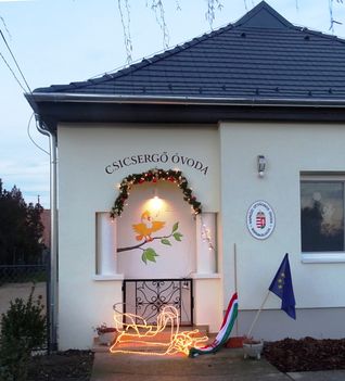 A Csicsergő Óvoda hangulatos bejárata, Máriakálnok 2017. december 31.-én