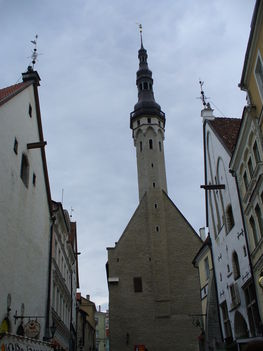 Tallinn, városháza, a torony tetején öreg Tamás a zászlóval