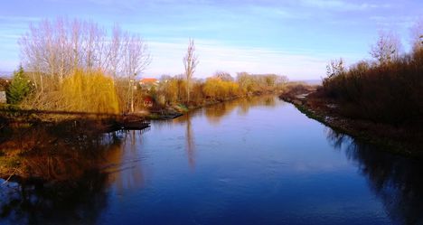 Mosoni-Duna folyó a kimlei közúti hídról az alvízi irányban nézve, Kimle, 2017. december 31.-én 1