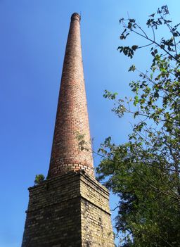 A  130 éves  Márialigeti malom (ma vízerőtelep) műemlék jellegű szabadon álló kéménye, 2016. szeptember 10.-én 2