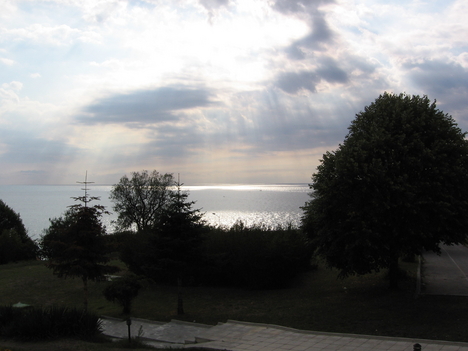 Fekete tenger látványa az első napon Pisatelben a Magnólia 2 nagyteraszáról