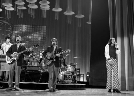Koncz Zsuzsa az 1968-as táncdalfesztiválon énekli Szörényi Levente és Bródy János Színes ceruzák c. dalát